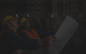 Ingenieros civiles trabajan en mina