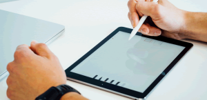 Una persona de piel blanca utiliza una tablet