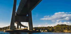 Un puente construido sobre el mar